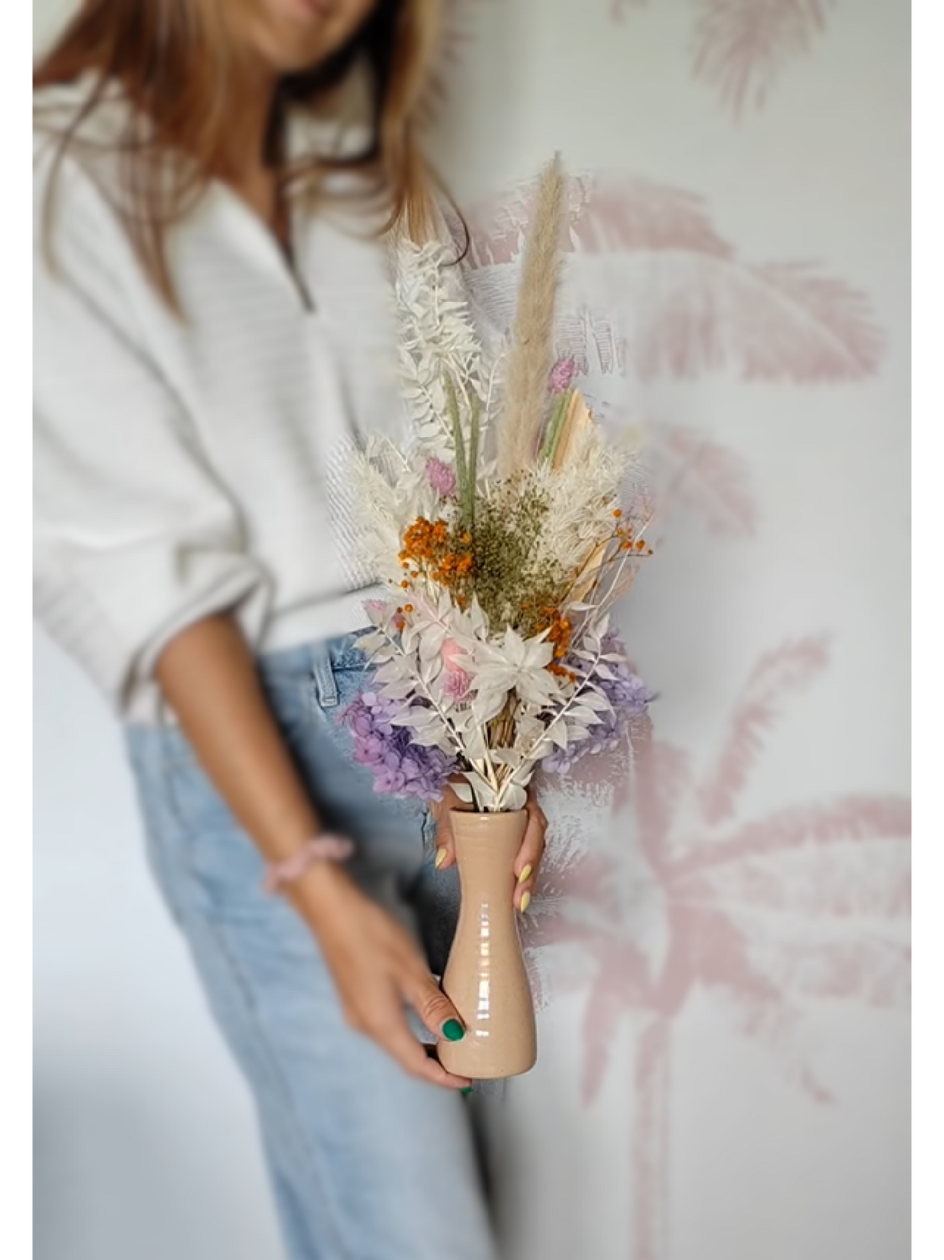 chica con flores secas y preservadas