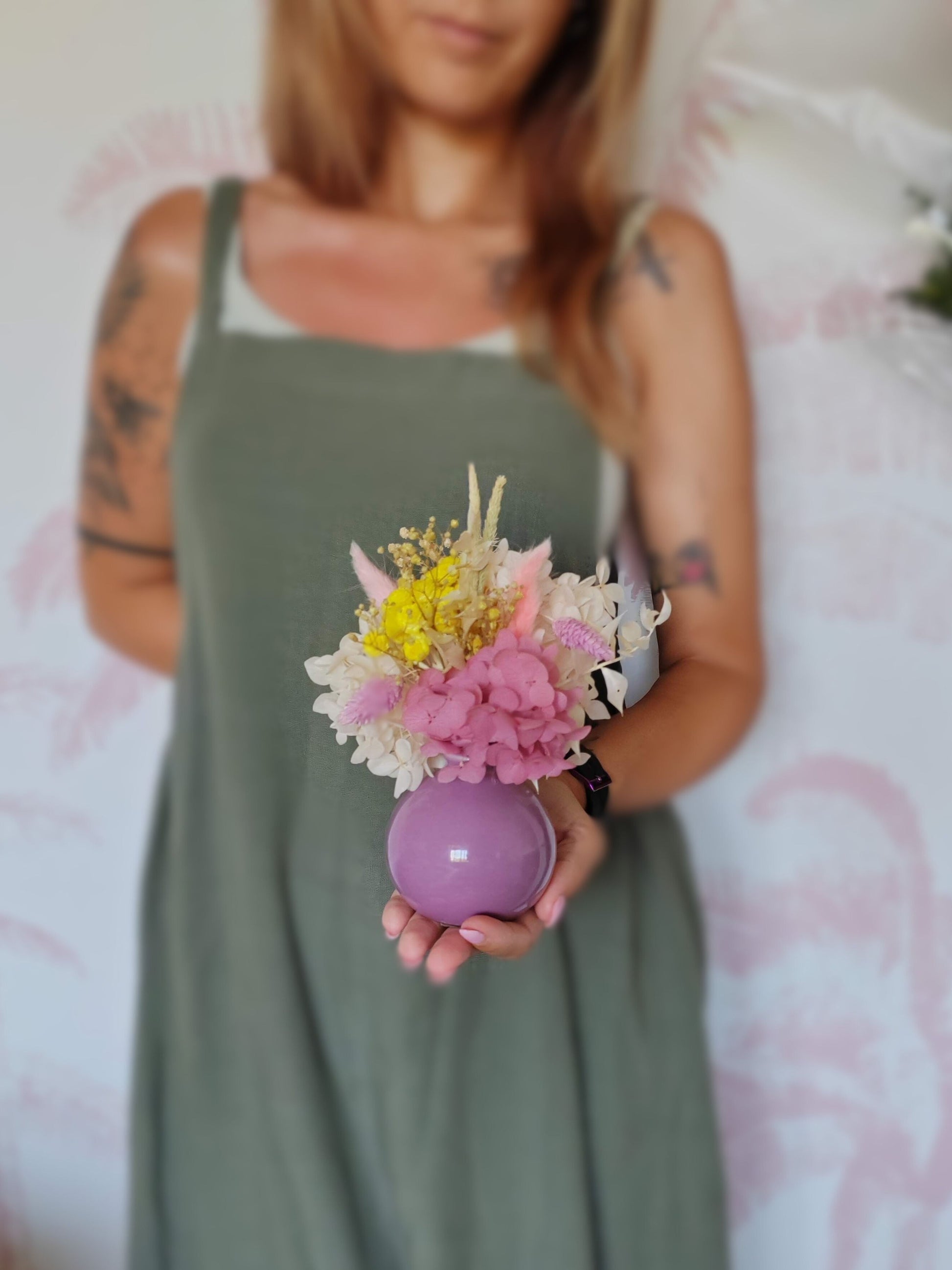 chica con flores reservadas preciosas