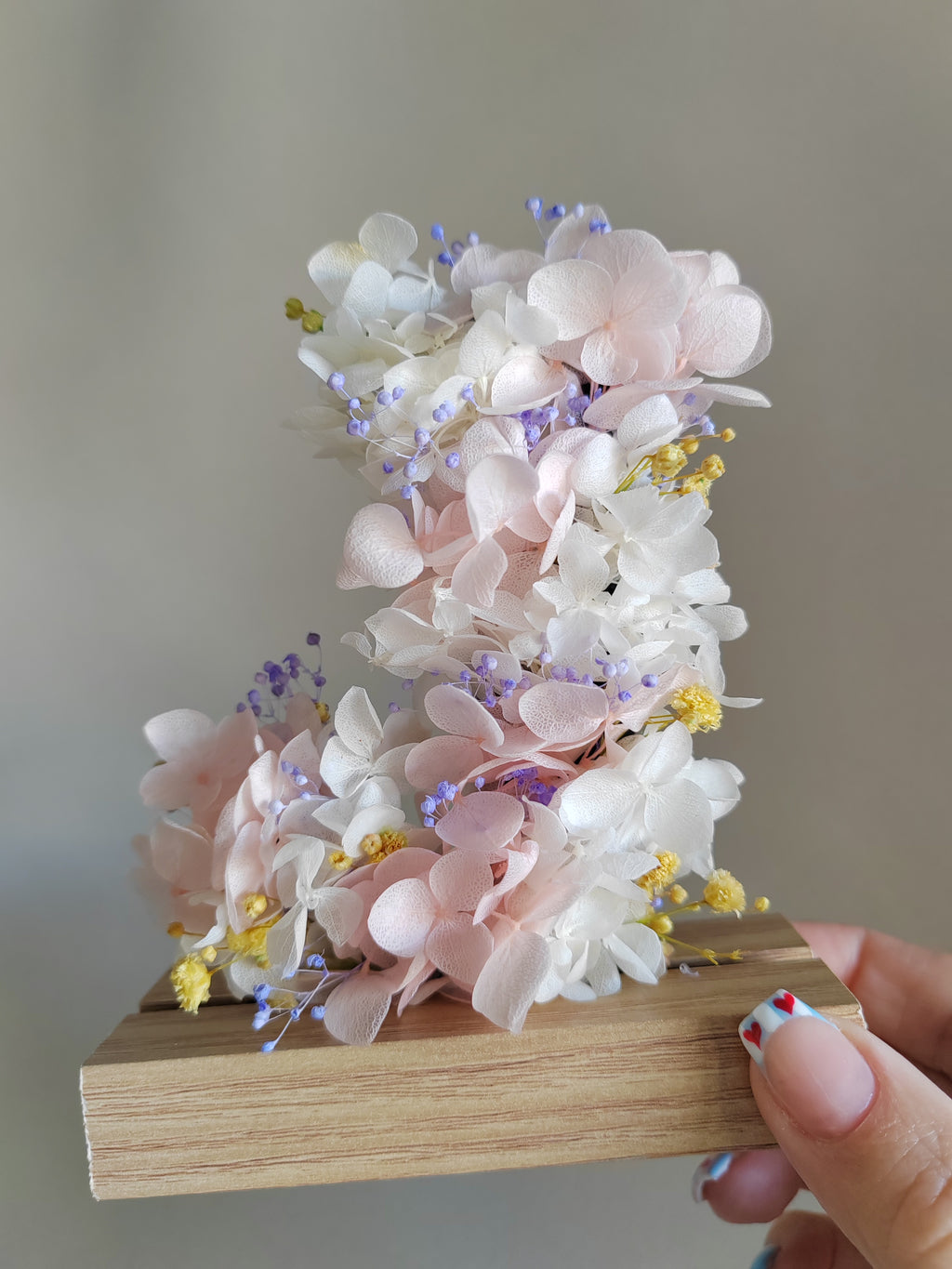 Mini letters with dried and preserved flowers