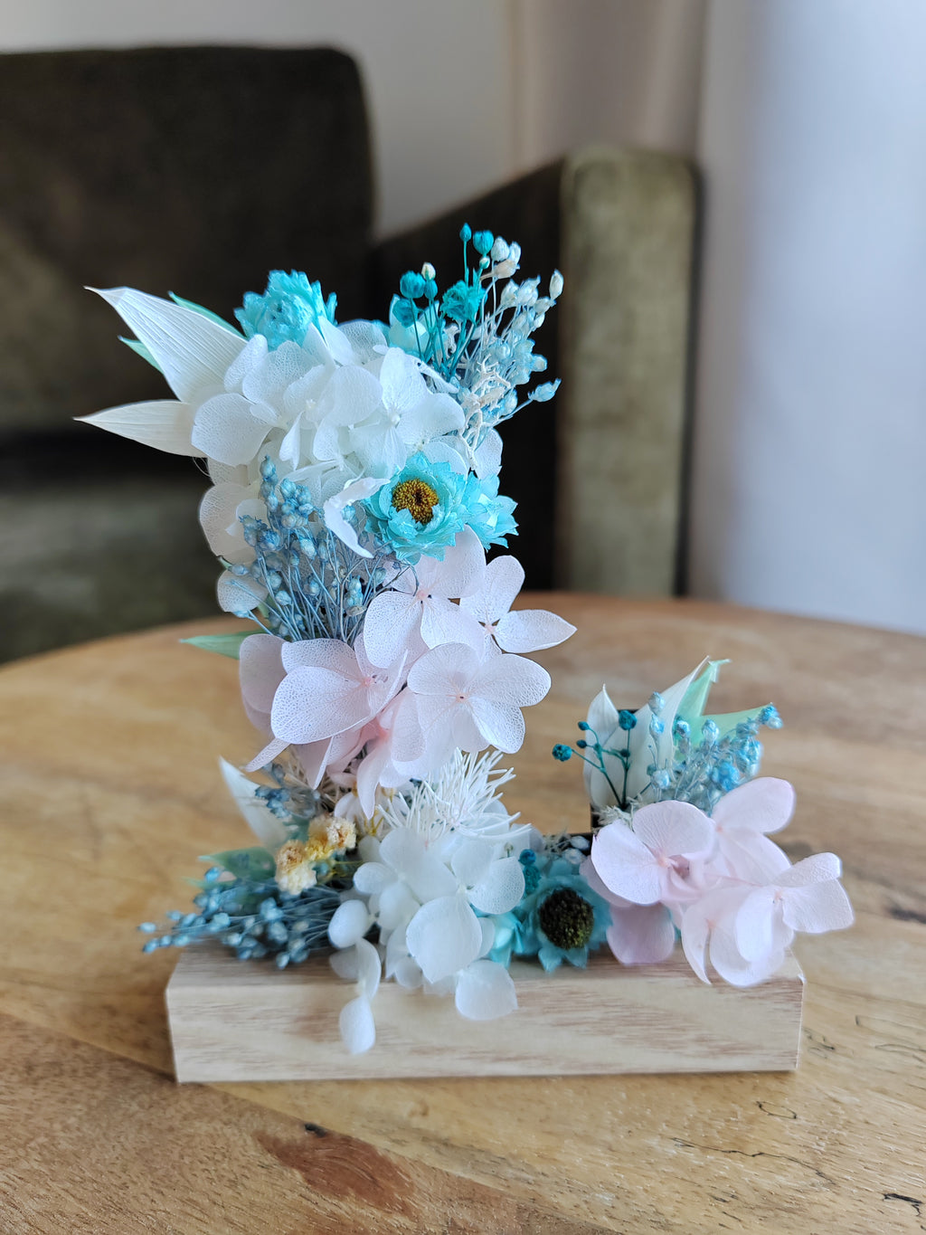 Mini letters with dried and preserved flowers